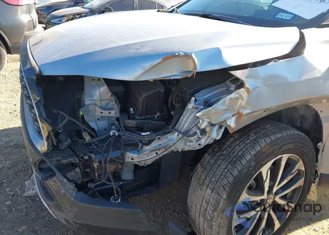 2025 Toyota Corolla Cross Xle z USA, uszkodzony, nr VIN 7MUDAABG1SV121155